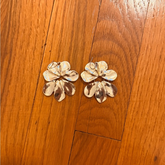 Silver Floral Earrings Gold Tone Elegant Classy Elevate any Style with these. - Picture 5 of 5